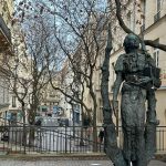 Estatua de Mihai Eminescu en París, homenaje al poeta nacional de Rumanía y símbolo del puente cultural entre Oriente y Occidente.