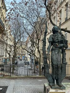 Estatua de Mihai Eminescu en París, homenaje al poeta nacional de Rumanía y símbolo del puente cultural entre Oriente y Occidente.
