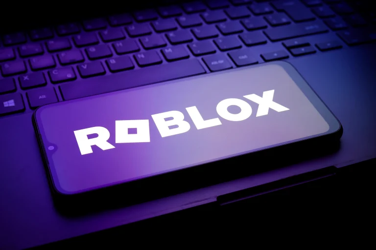 Entorno digital de Roblox bajo análisis regulatorio internacional sobre protección de menores y verificación de edad