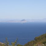 Vista del Estrecho de Gibraltar desde la costa africana, con el Peñón al fondo y barcos cruzando entre las dos orillas