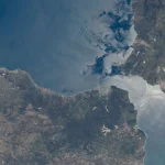 El Estrecho de Gibraltar visto desde la Estación Espacial Internacional, con las costas de España y Marruecos separadas por el mar
