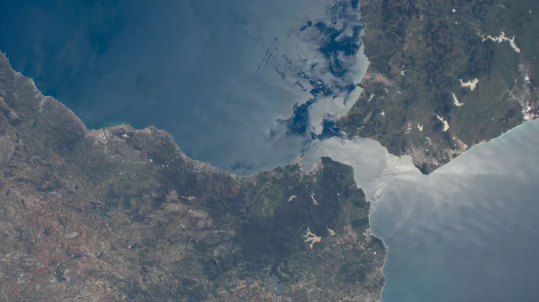 El Estrecho de Gibraltar visto desde la Estación Espacial Internacional, con las costas de España y Marruecos separadas por el mar
